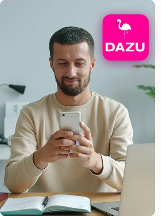 Agent nieruchomości korzysta z aplikacji Dazu na telefonie