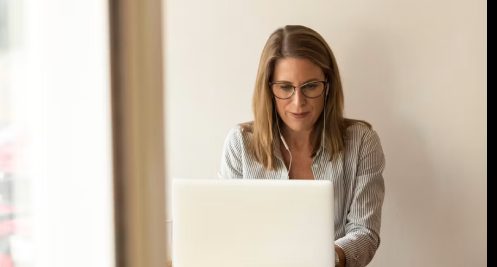 Agentka nieruchomości pracuje przy laptopie